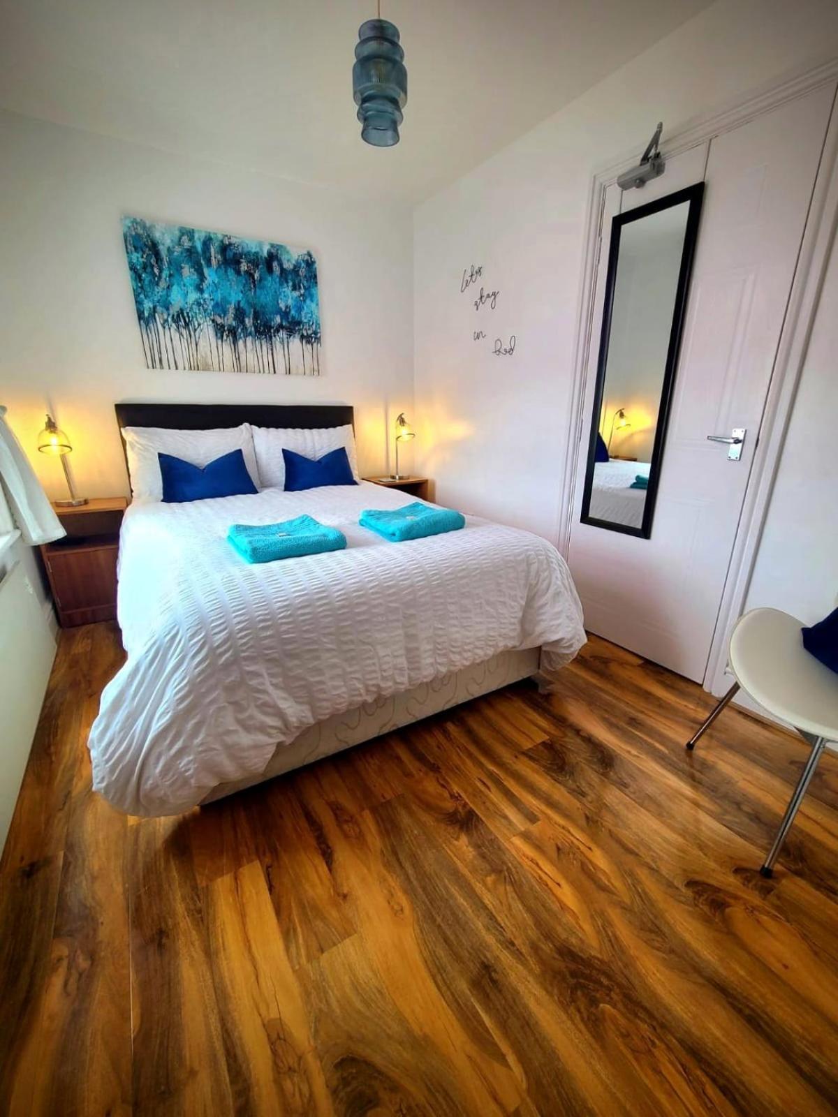 Vale View: Stylish Dog-friendly Near Apartment *