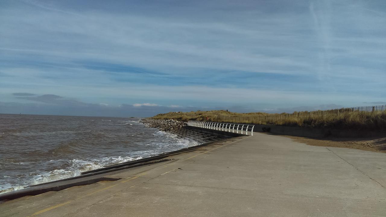 Vale View Apartment, Prestatyn, North Wales - A Smart And Stylish, Dog-friendly Let Just A 5 Min Walk To & Town! Apartment *